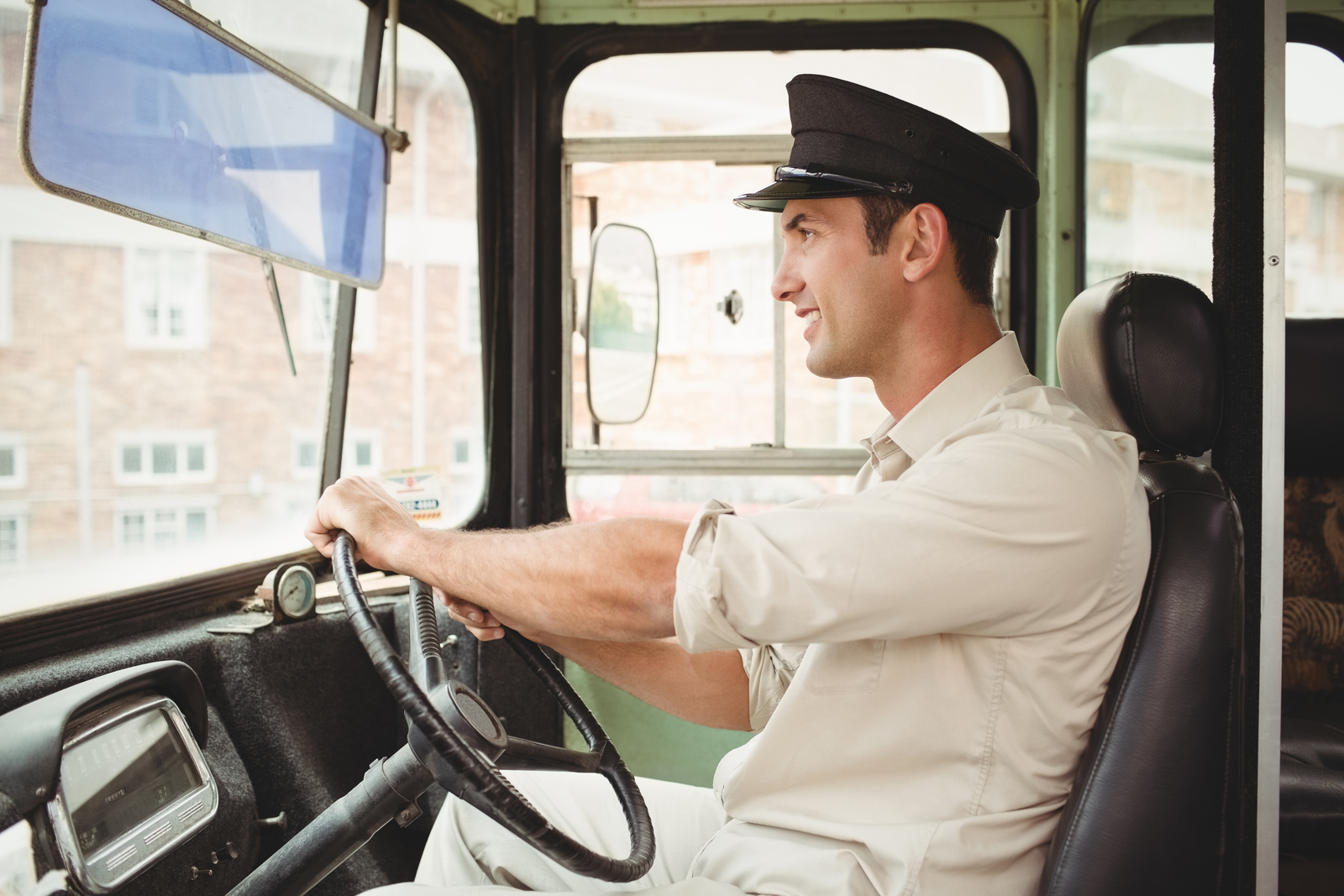 Jakie są zarobki i jak można zostać kierowcą miejskiego autobusu?